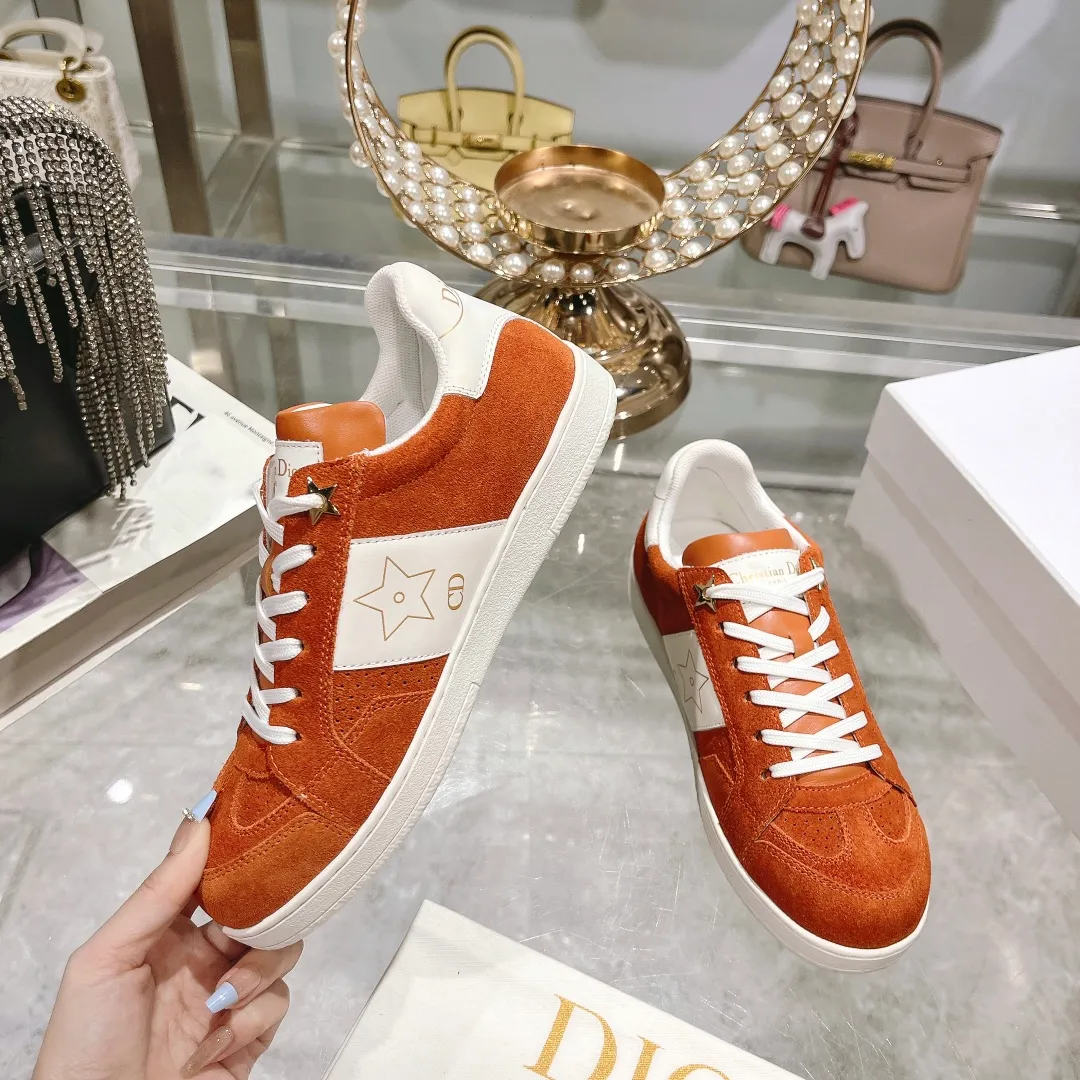 👟👟Ex-factory price 560👟👟Dior2024 new white shoes, Dior Dior Star women's sports shoes, very light summer white shoes. The upper is carefully made of imported suede, decorated with tonal suede panels, metal stars decorate the lace eyelets, and breathable mesh inside. The upper is punched and designed not to stuffy the feet. It is equipped with Christian Dior logo and thin soles. The thick sole is suitable for all seasons! Size: 35-41 (40 and 41 are customized and cannot be returned or exchanged)